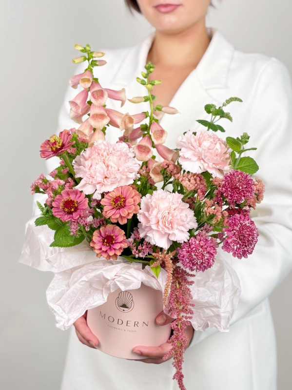 КОМПОЗИЦИЯ В ШЛЯПНОЙ КОРОБКЕ С НАПЕРСТЯНКОЙ И ДИАНТУСОМ