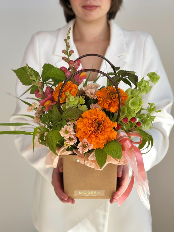 КОМПОЗИЦИЯ С ОСЕННИМИ ФЕРМЕРСКИМИ ЦВЕТАМИ