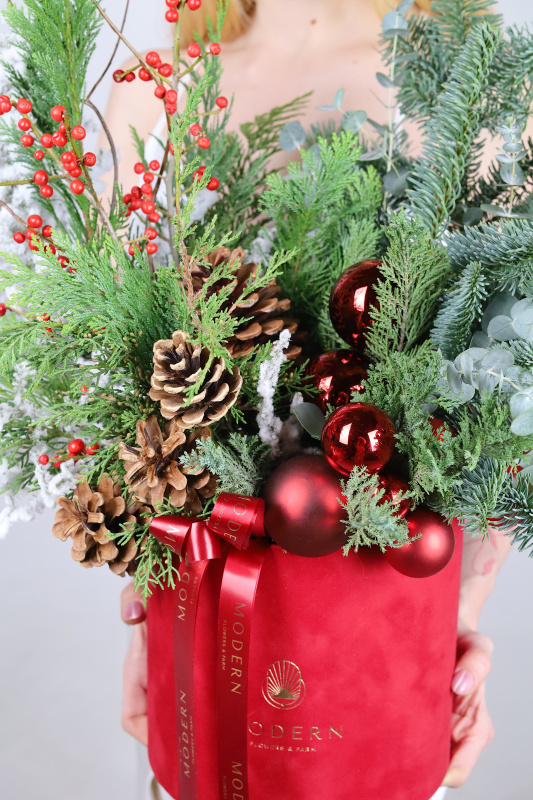 ТОРЖЕСТВЕННАЯ ХВОЙНАЯ КОМПОЗИЦИЯ В БАРХАТНОЙ КОРОБКЕ