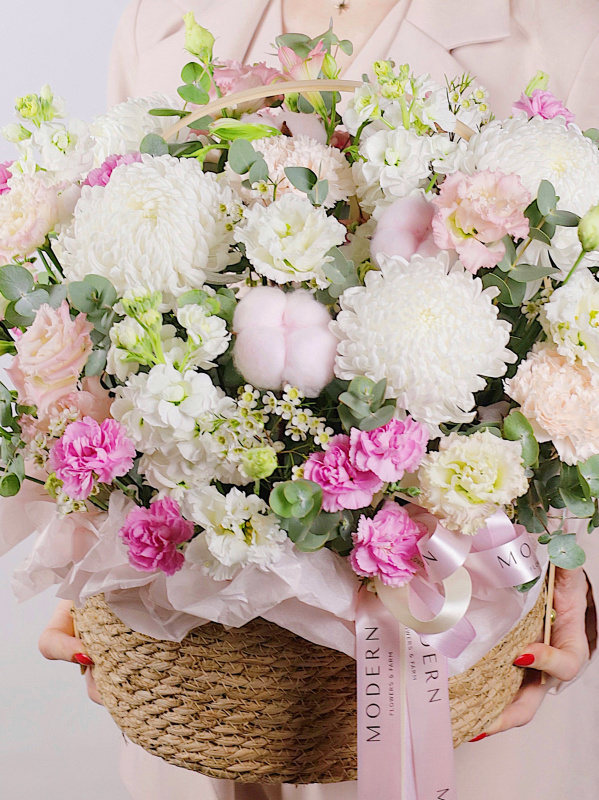 ТОРЖЕСТВЕННАЯ КОМПОЗИЦИЯ ИЗ СТОЙКИХ ЦВЕТОВ В СВЕТЛЫХ ТОНАХ