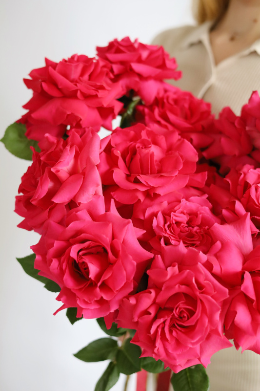 ЯРКИЙ БУКЕТ С ФРАНЦУЗСКОЙ РОЗОЙ 15 ШТ