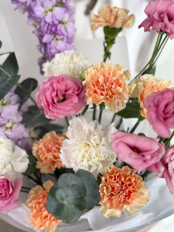 БУКЕТ В ПАСТЕЛЬНЫХ ОТТЕНКАХ С МАТТИОЛОЙ, ЭУСТОМОЙ И ГВОЗДИКОЙ