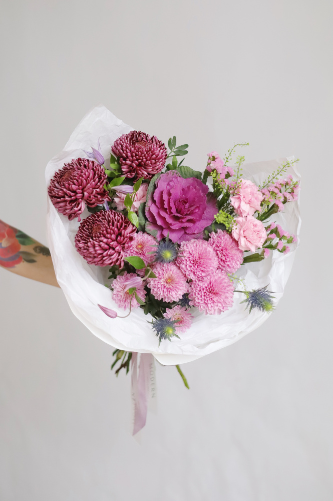 БУКЕТ ИЗ СТОЙКИХ ЦВЕТОВ В ФИОЛЕТОВОМ ОТТЕНКЕ