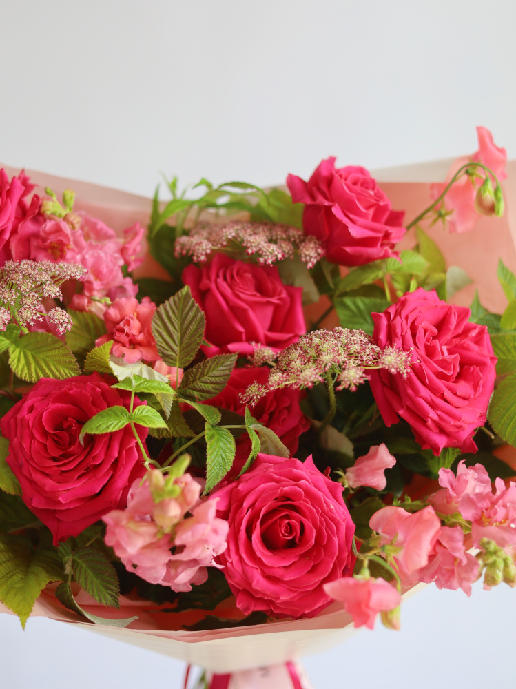 ЯРКИЙ БУКЕТ С ПИОНОВИДНОЙ РОЗОЙ И МАЛИНОЙ ЯРКИЙ БУКЕТ С ПИОНОВИДНОЙ РОЗОЙ И МАЛИНОЙ