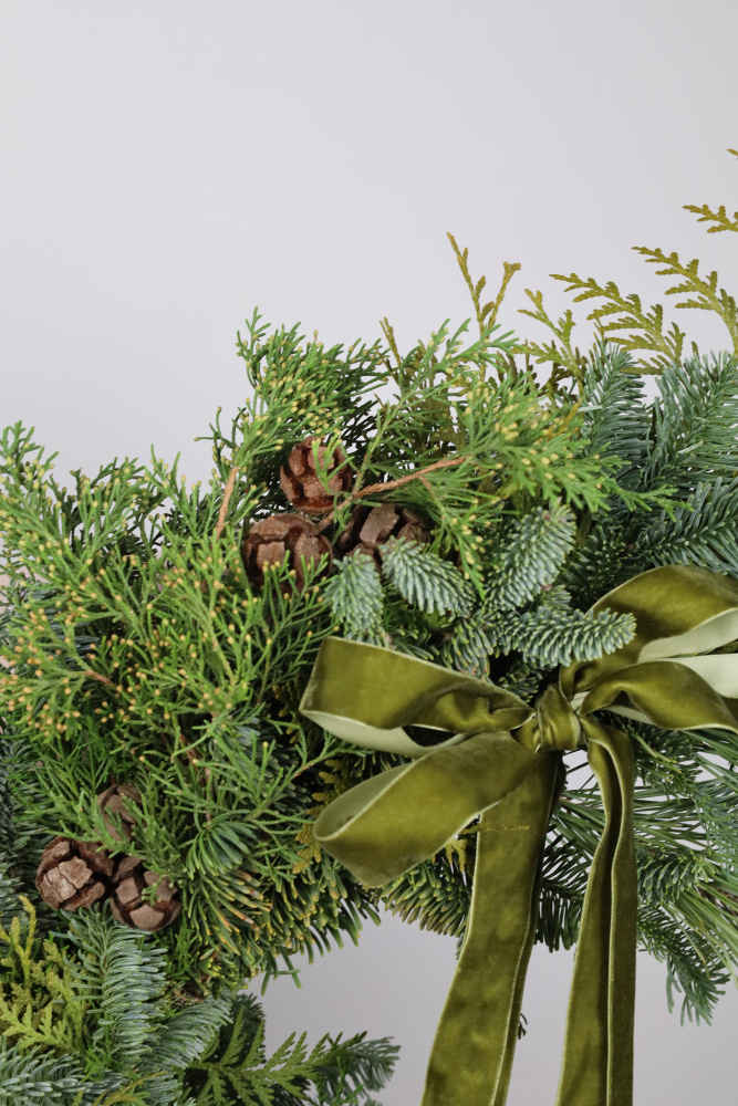 БОЛЬШОЙ ВЕНОК ИЗ МИКСА ХВОИ С КЕДРОВЫМИ ШИШКАМИ И БАРХАТНЫМ БАНТОМ