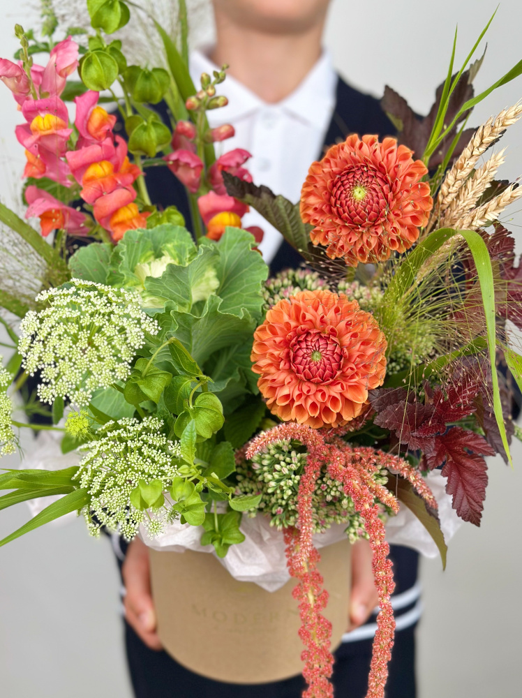 ОСЕННИЙ БУКЕТ В КОРОБКЕ С ГЕОРГИНАМИ ОСЕННИЙ БУКЕТ В КОРОБКЕ С ГЕОРГИНАМИ