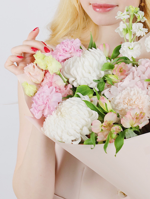 НЕЖНЫЙ БУКЕТ С ХРИЗАНТЕМОЙ И МАТТИОЛОЙ