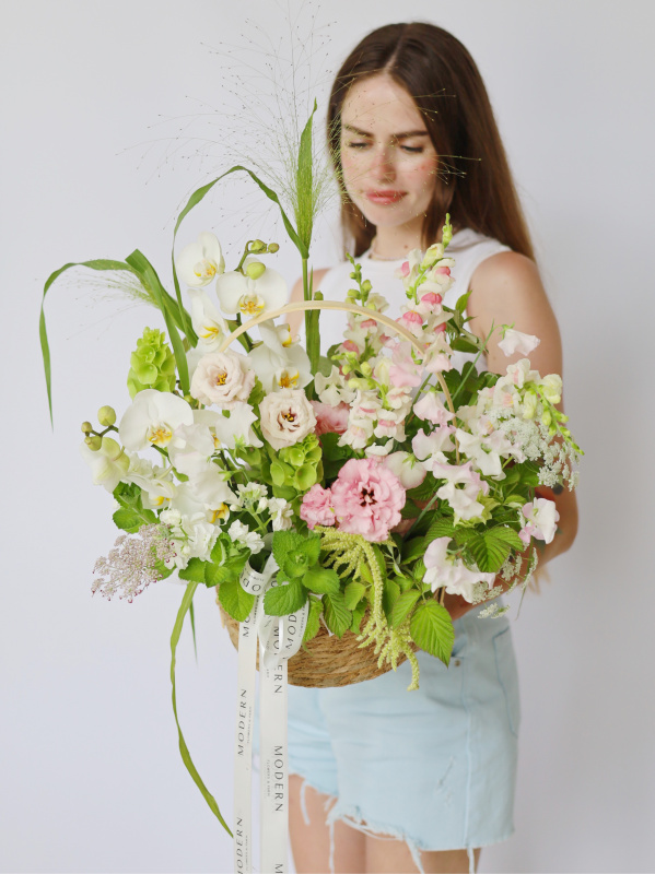 НЕЖНАЯ КОРЗИНА С ОРХИДЕЕЙ И СЕЗОННЫМИ ЛЕТНИМИ ЦВЕТАМИ НЕЖНАЯ КОРЗИНА С ОРХИДЕЕЙ И СЕЗОННЫМИ ЛЕТНИМИ ЦВЕТАМИ