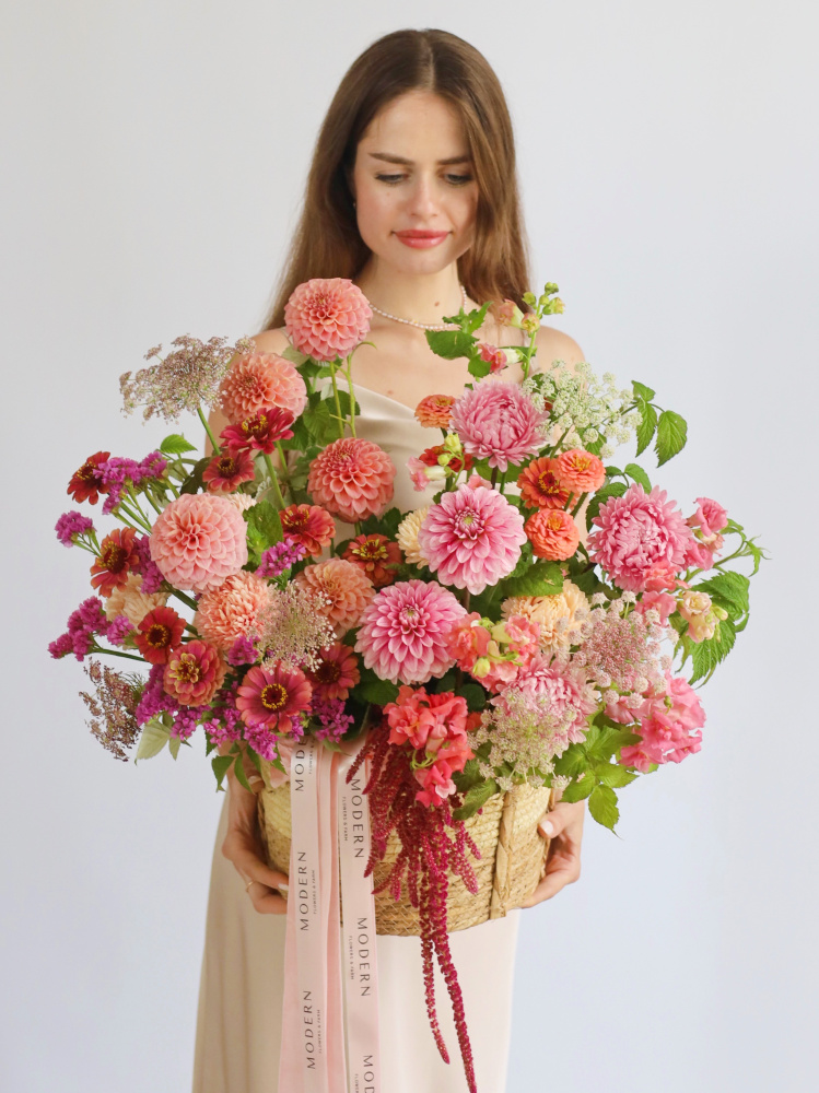 БОЛЬШАЯ КОРЗИНА С ГЕОРГИНАМИ, АМАРАНТОМ И ЦИННИЕЙ