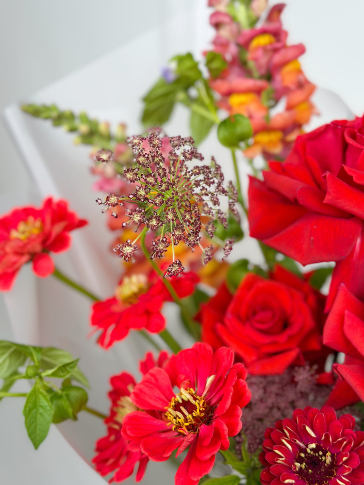 ЯРКИЙ БУКЕТ С ФРАНЦУЗСКОЙ РОЗОЙ ЯРКИЙ БУКЕТ С ФРАНЦУЗСКОЙ РОЗОЙ