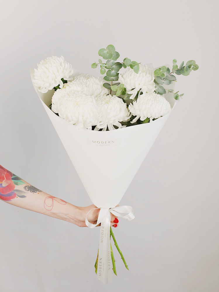 БУКЕТ С БЕЛОЙ ХРИЗАНТЕМОЙ И ЭВКАЛИПТОМ