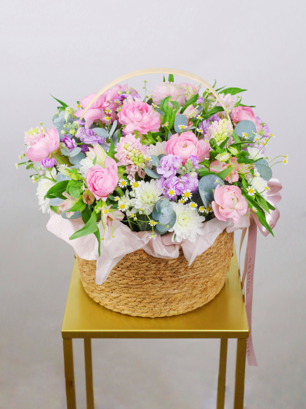 КОРЗИНА С РАНУНКУЛЮСАМИ, МАТТИОЛОЙ И ЭВКАЛИПТОМ