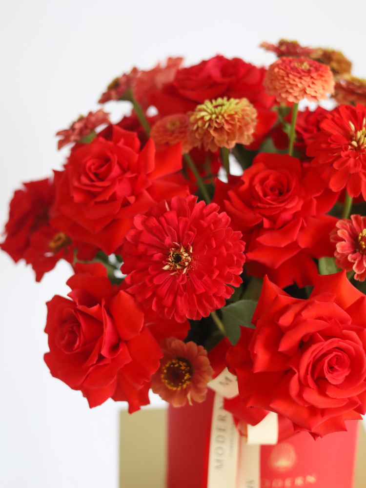 БОЛЬШАЯ ТОРЖЕСТВЕННАЯ КОМПОЗИЦИЯ С ФРАНЦУЗСКОЙ РОЗОЙ NINA И ЦИННИЕЙ БОЛЬШАЯ ТОРЖЕСТВЕННАЯ КОМПОЗИЦИЯ С ФРАНЦУЗСКОЙ РОЗОЙ NINA И ЦИННИЕЙ