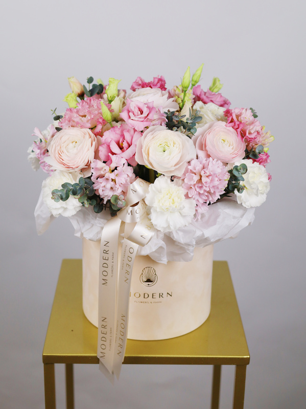 РАНУНКУЛЮС, ГИАЦИНТ, ЭУСТОМА В БАРХАТНОЙ КОРОБКЕ