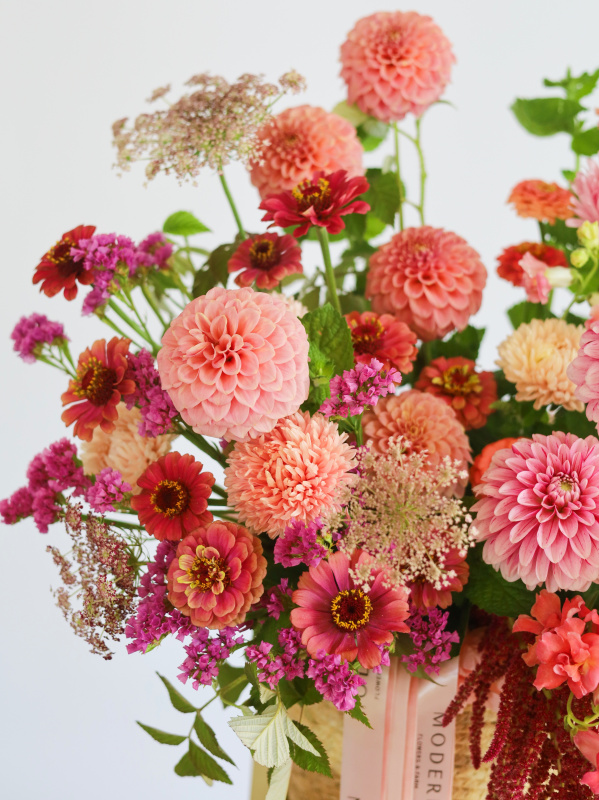 БОЛЬШАЯ КОРЗИНА С ГЕОРГИНАМИ, АМАРАНТОМ И ЦИННИЕЙ БОЛЬШАЯ КОРЗИНА С ГЕОРГИНАМИ, АМАРАНТОМ И ЦИННИЕЙ