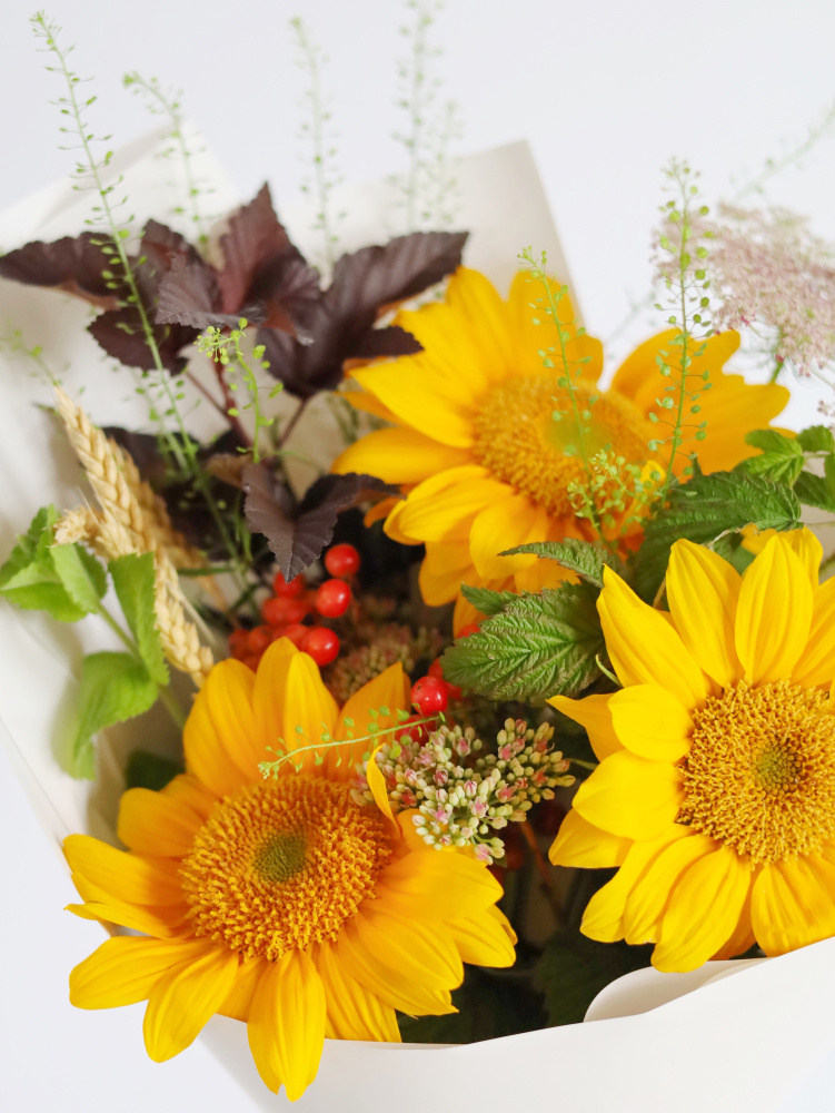 БУКЕТ С ПОДСОЛНУХАМИ И ЗЕЛЕНЬЮ БУКЕТ С ПОДСОЛНУХАМИ И ЗЕЛЕНЬЮ