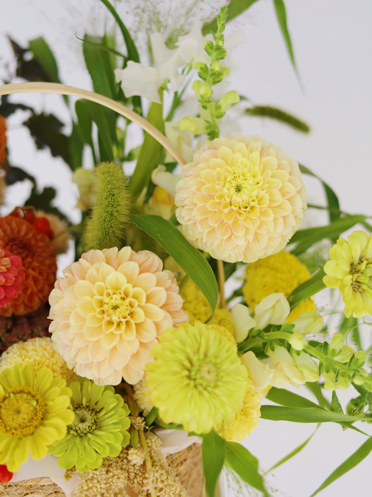 КОРЗИНА С ГЕОРГИНАМИ, НАПЕРСТЯНКОЙ И АМАРАНТОМ КОРЗИНА С ГЕОРГИНАМИ, НАПЕРСТЯНКОЙ И АМАРАНТОМ