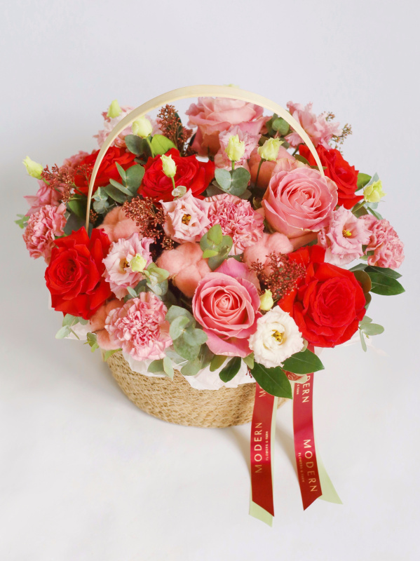 ПИОНОВИДНАЯ РОЗА, ЭУСТОМА, ЭВКАЛИПТ В ПЛЕТЕНОЙ КОРЗИНЕ ПИОНОВИДНАЯ РОЗА, ЭУСТОМА, ЭВКАЛИПТ В ПЛЕТЕНОЙ КОРЗИНЕ