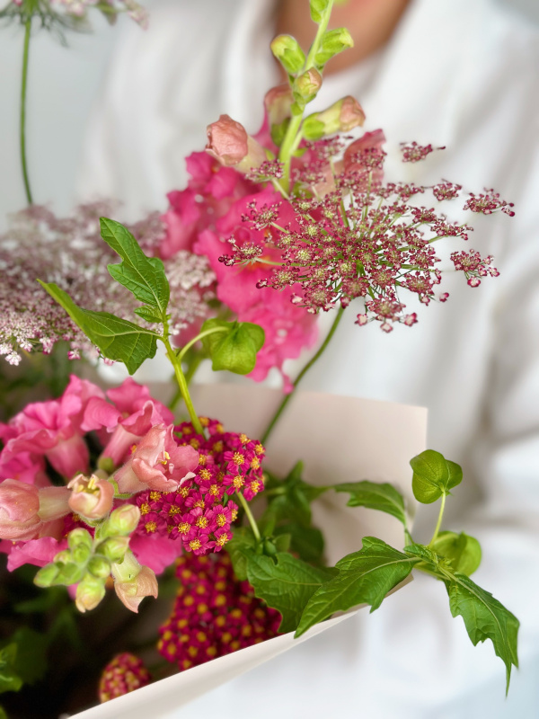 БУКЕТ С ЛЬВИНЫМ ЗЕВОМ И ТЫСЯЧЕЛИСТНИКОМ